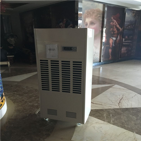 工業(yè)除濕機經(jīng)過工作能夠?qū)駶櫟乃趾蛻腋∥锍?，濕空氣變得干爽，也是空氣喧囂機，它廣泛用于生產(chǎn)和生活的各個方面。為用戶創(chuàng)造出舒適、干爽清凈的現(xiàn)代生活空間。